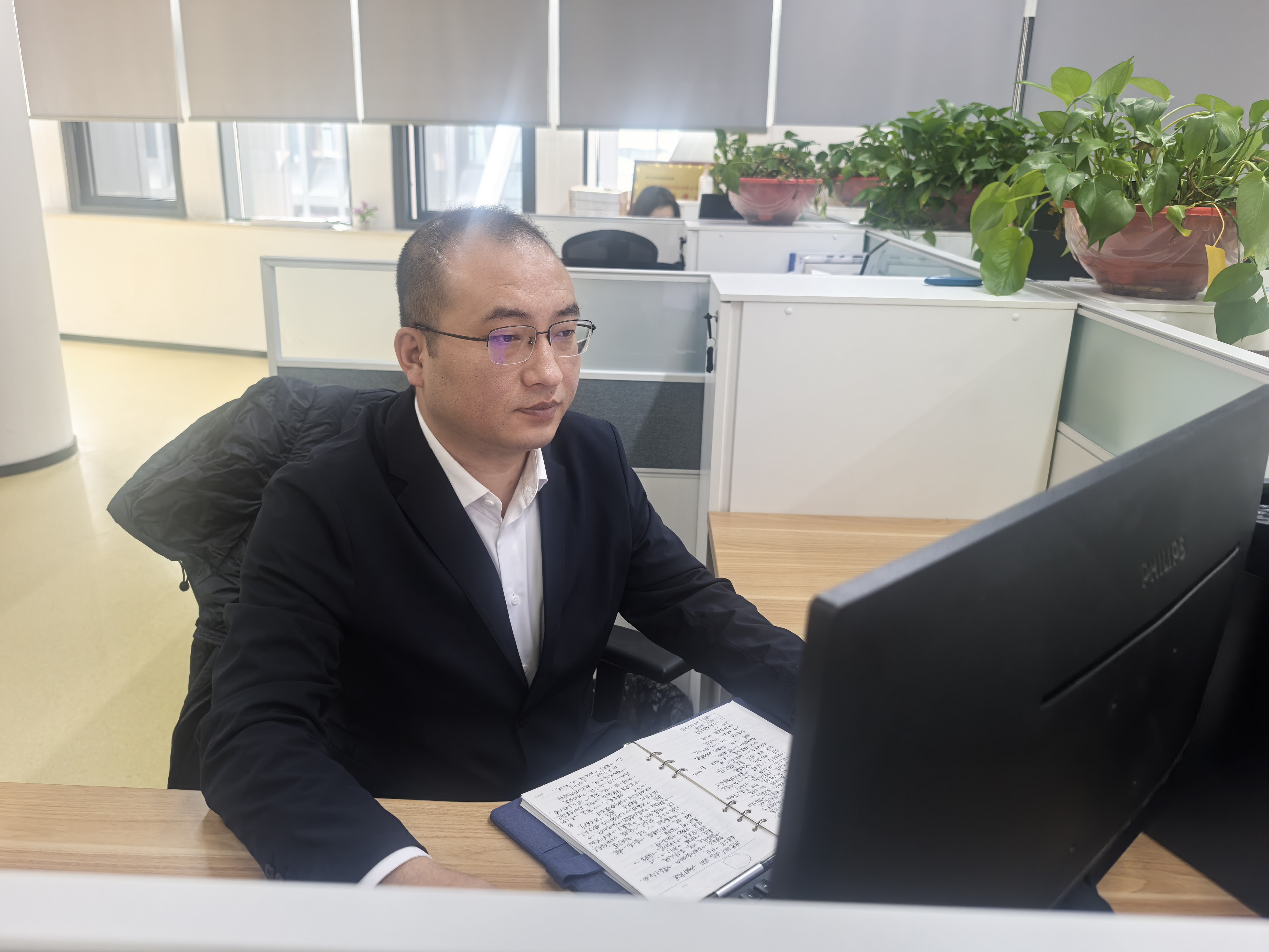 1775040293368.jpg 楊乾罡正在辦公工位處理日常工作.jpg