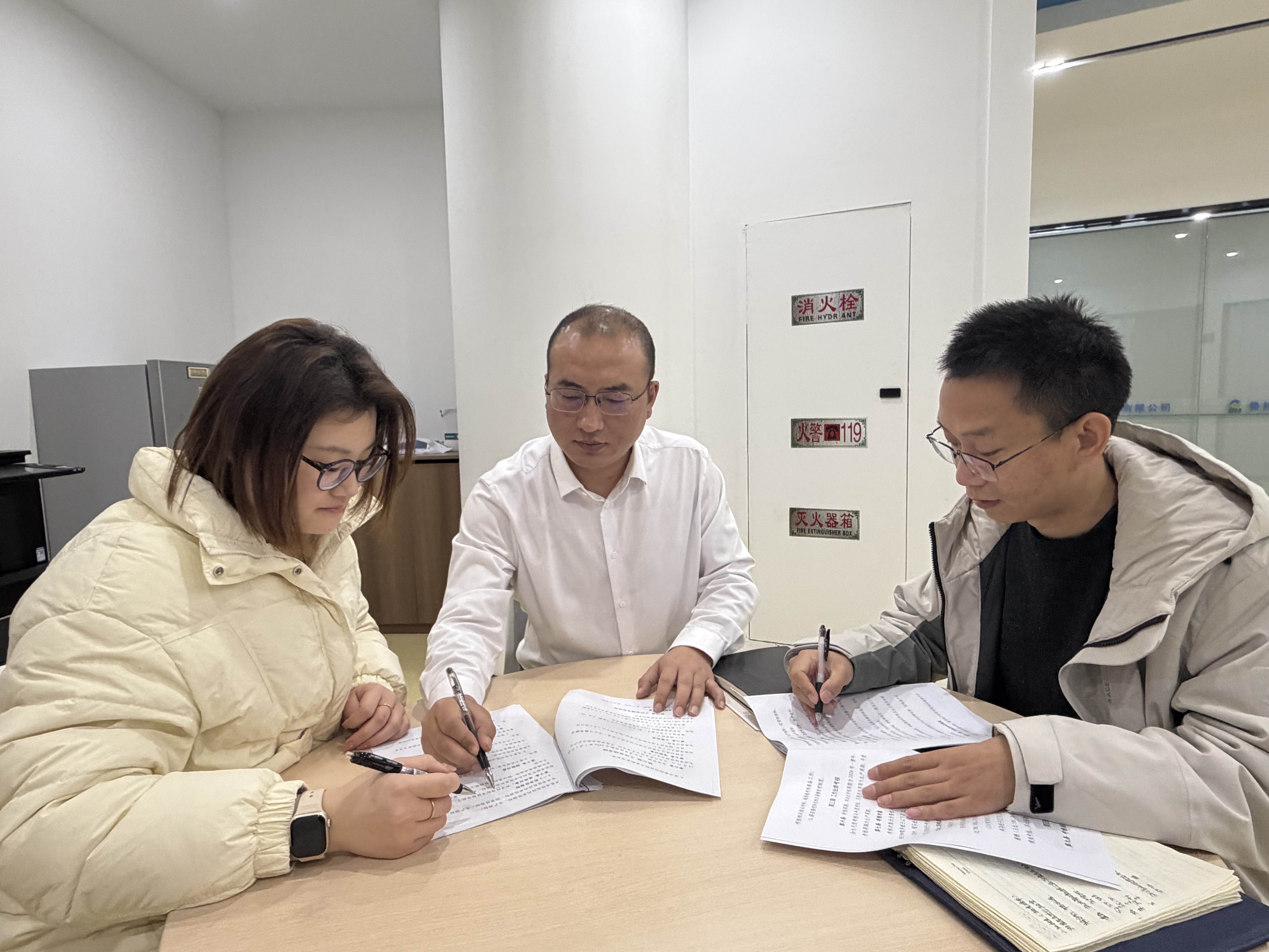 1775040348701.jpg 楊乾罡正在研究權屬企業績效考核辦法.jpg