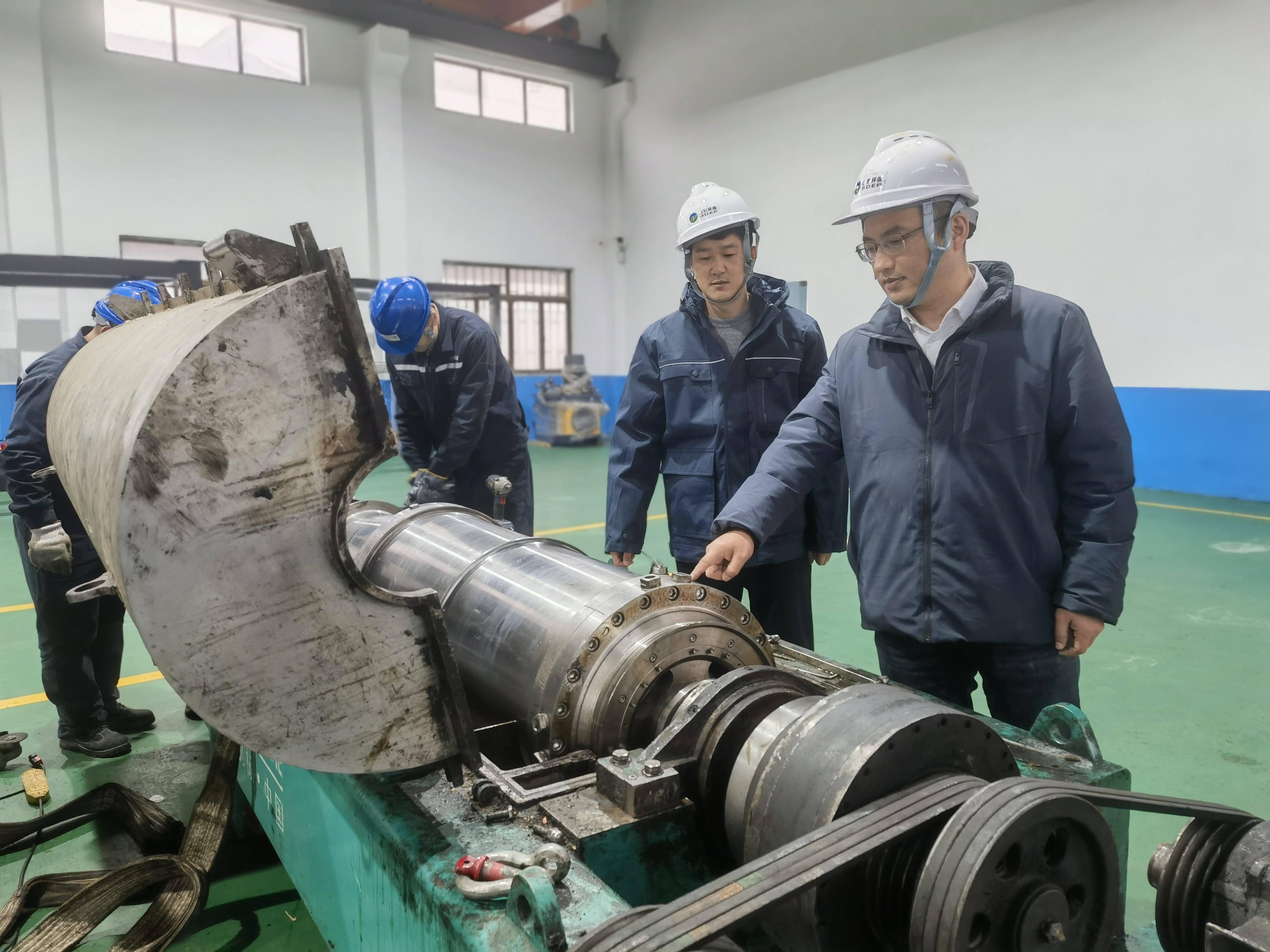 1775040433964.jpg 楊乾罡正在三相離心機維修車間查看設備維修情況.jpg